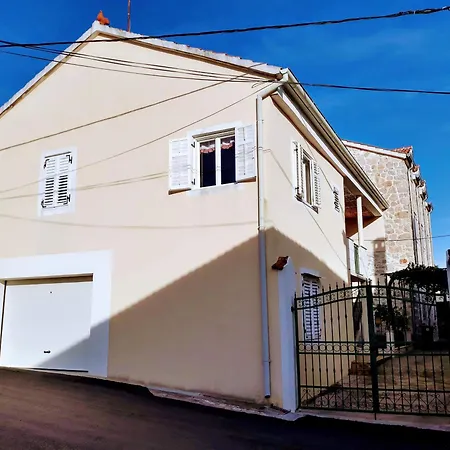 Kuca Ivan * Sveti Filip i Jakov